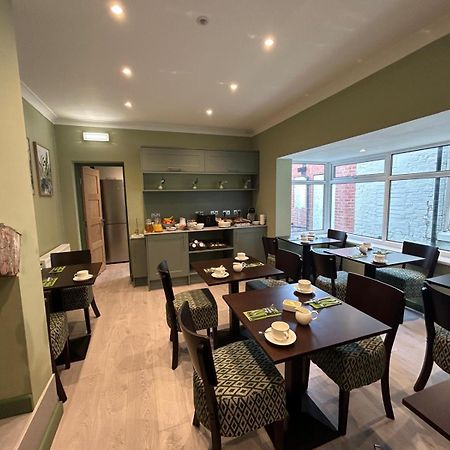 Hamilton Court Hotel Hoole Chester Bagian luar foto