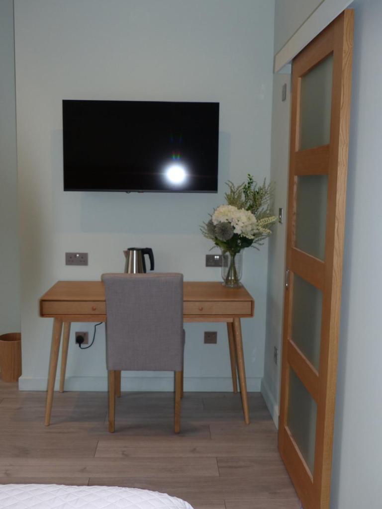 Hamilton Court Hotel Hoole Chester Bagian luar foto