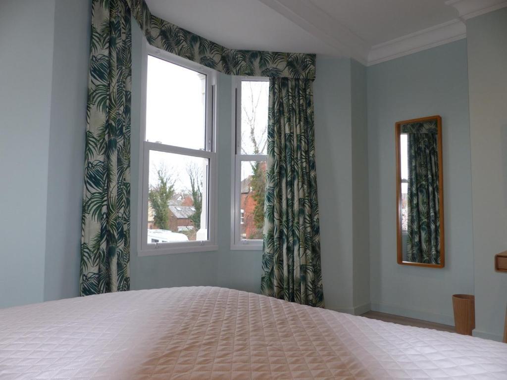 Hamilton Court Hotel Hoole Chester Bagian luar foto