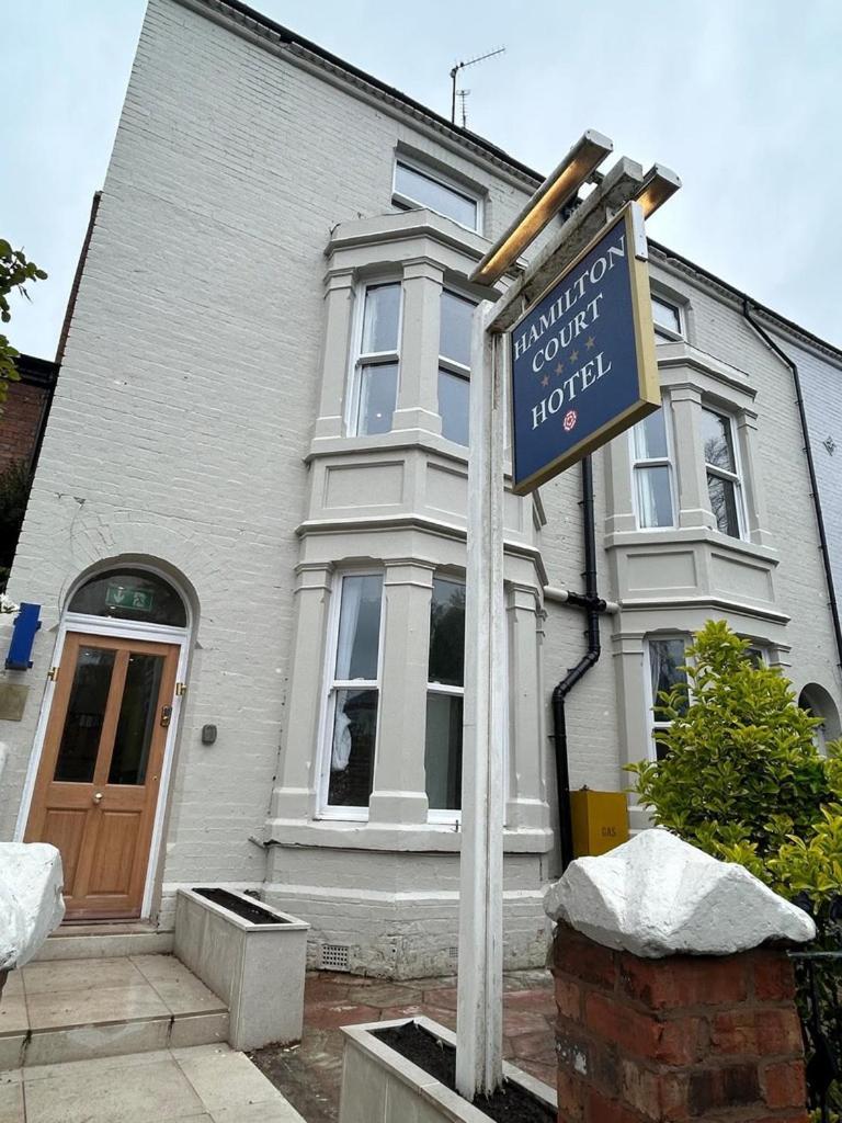 Hamilton Court Hotel Hoole Chester Bagian luar foto