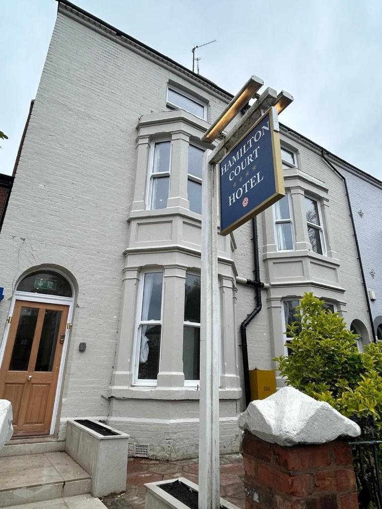 Hamilton Court Hotel Hoole Chester Bagian luar foto