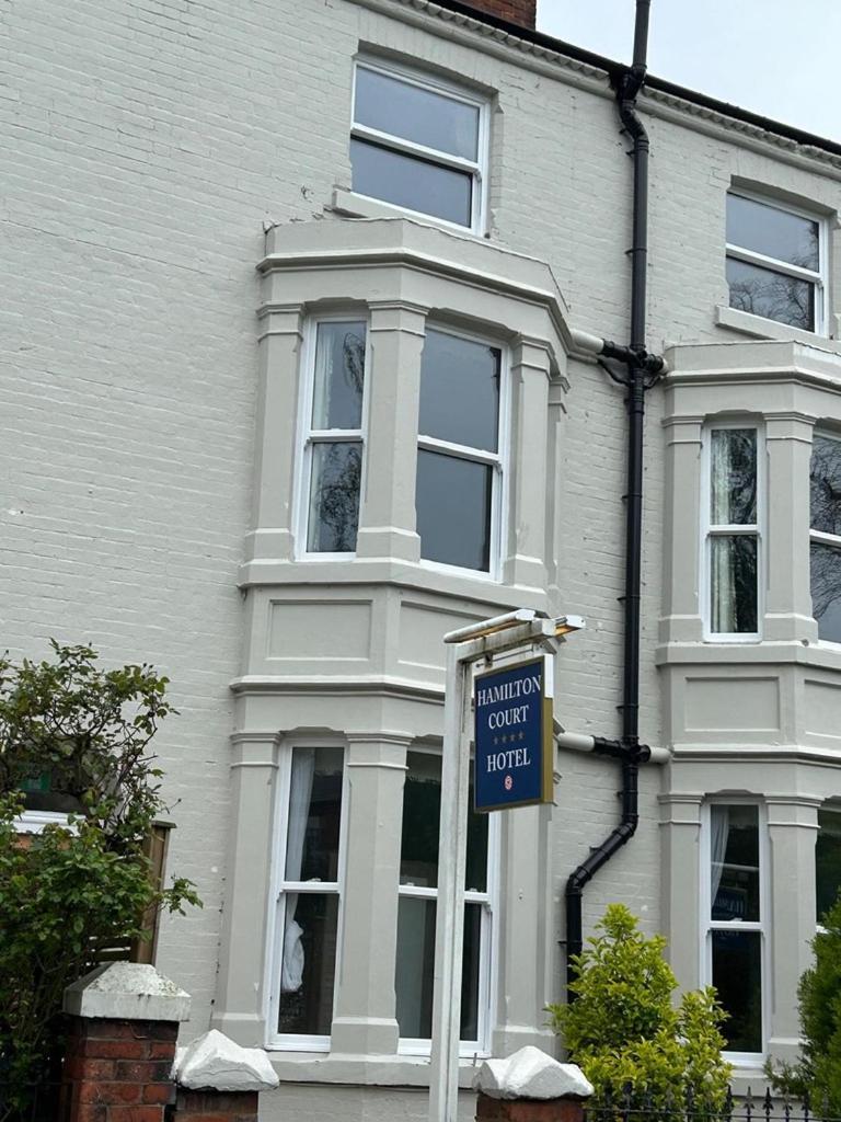 Hamilton Court Hotel Hoole Chester Bagian luar foto