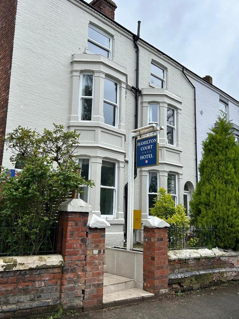 Hamilton Court Hotel Hoole Chester Bagian luar foto