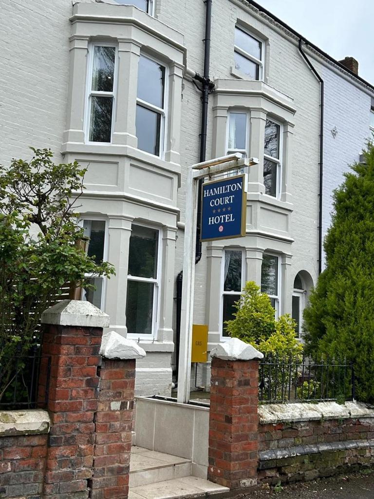 Hamilton Court Hotel Hoole Chester Bagian luar foto