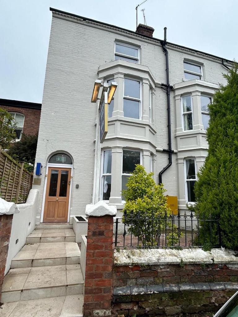 Hamilton Court Hotel Hoole Chester Bagian luar foto