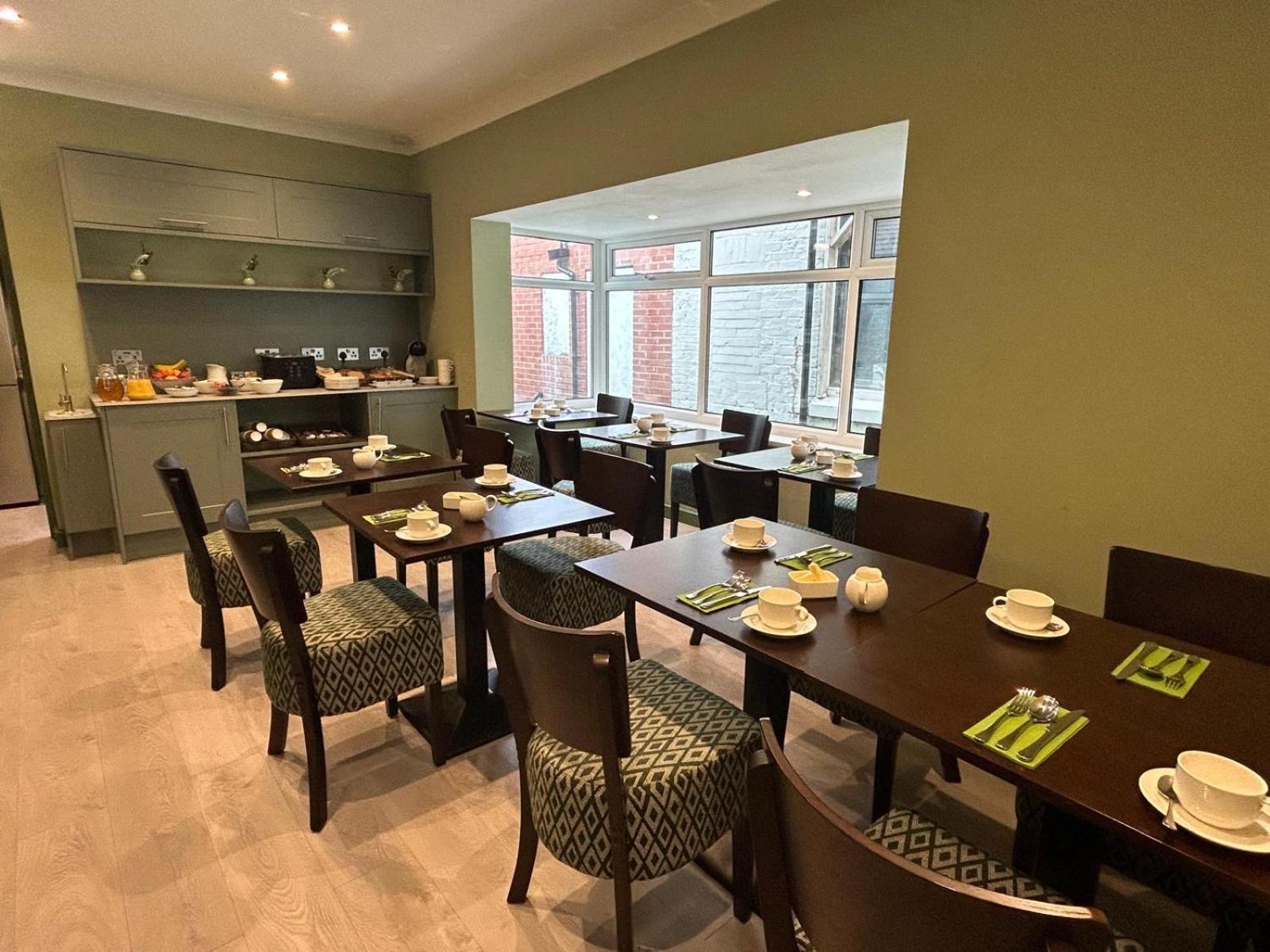 Hamilton Court Hotel Hoole Chester Bagian luar foto
