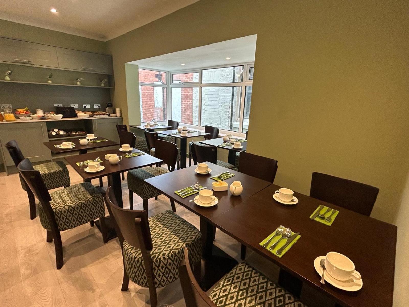 Hamilton Court Hotel Hoole Chester Bagian luar foto