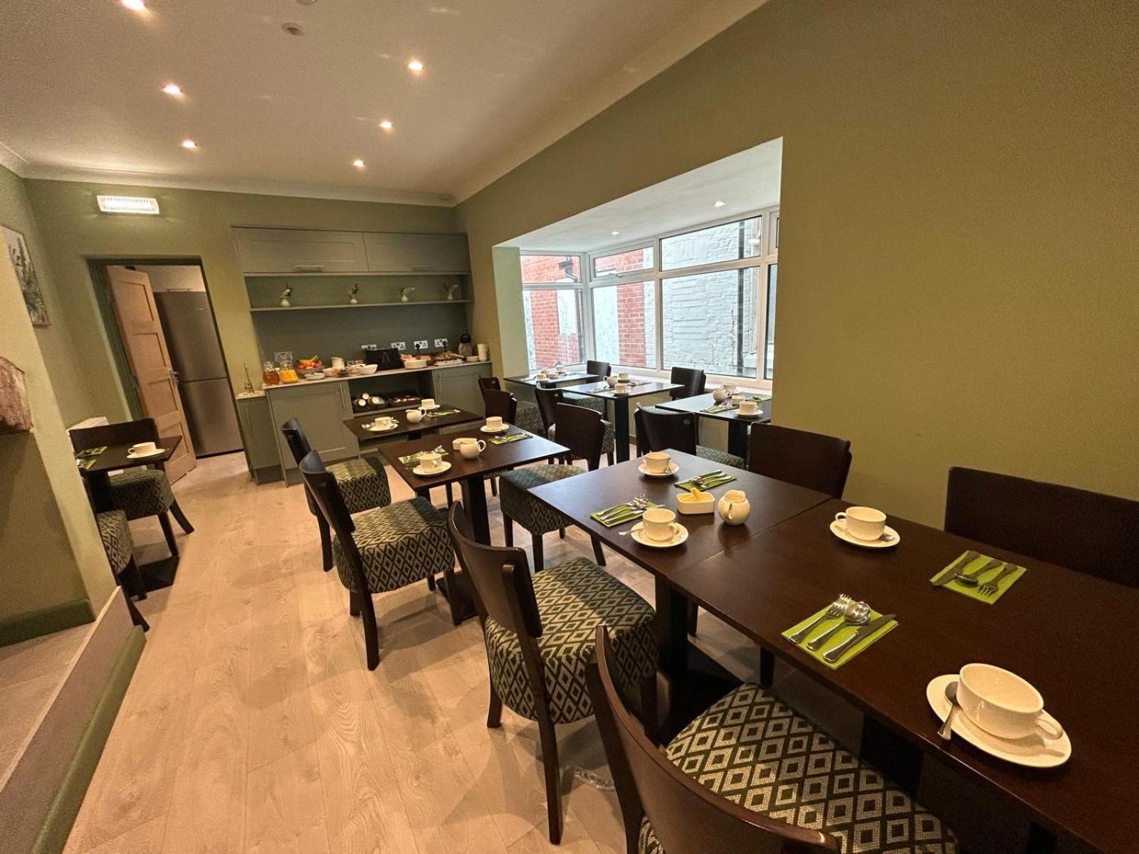 Hamilton Court Hotel Hoole Chester Bagian luar foto