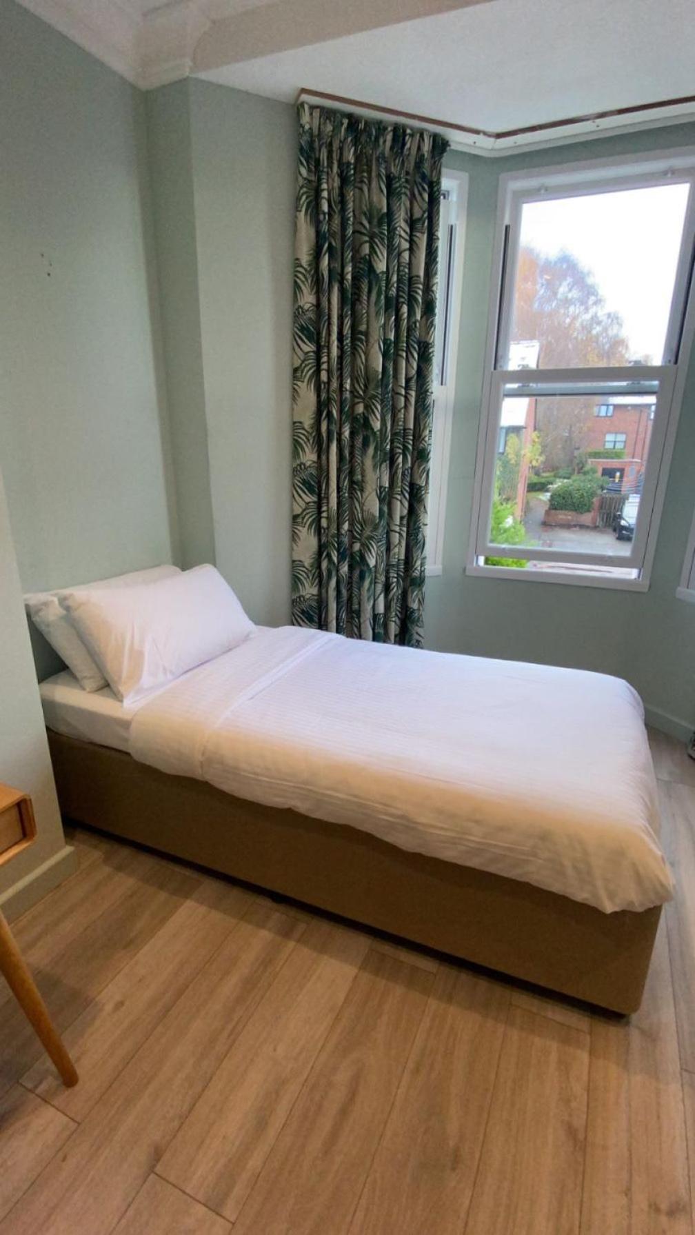 Hamilton Court Hotel Hoole Chester Bagian luar foto
